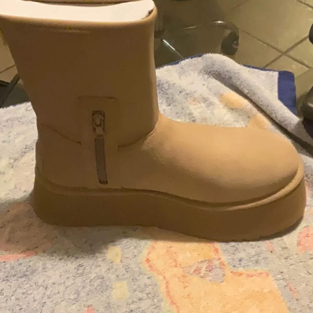 UGG Platform Boots in Sand Size 10, NWT - Picture 7 of 16